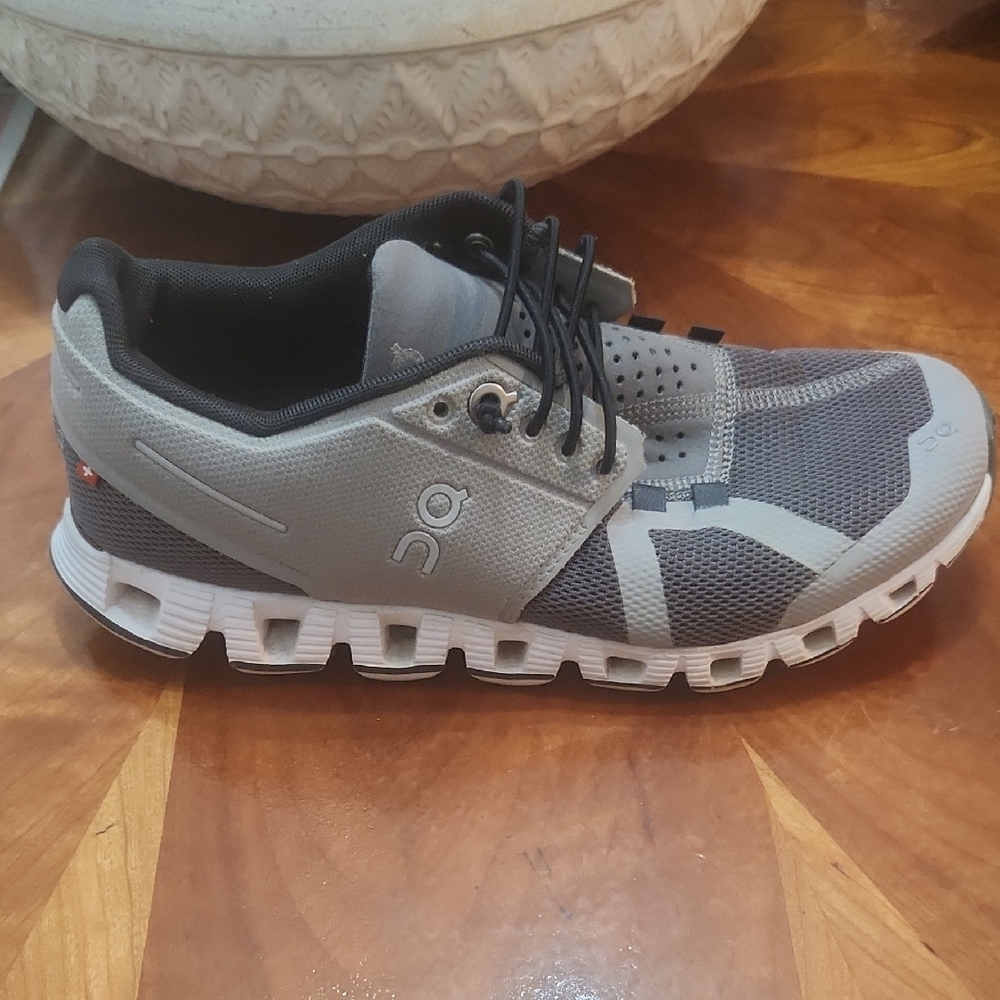 Cloud 5 Wayerproof Running Gray and Black Athletic Shoes with Cushioned Sole